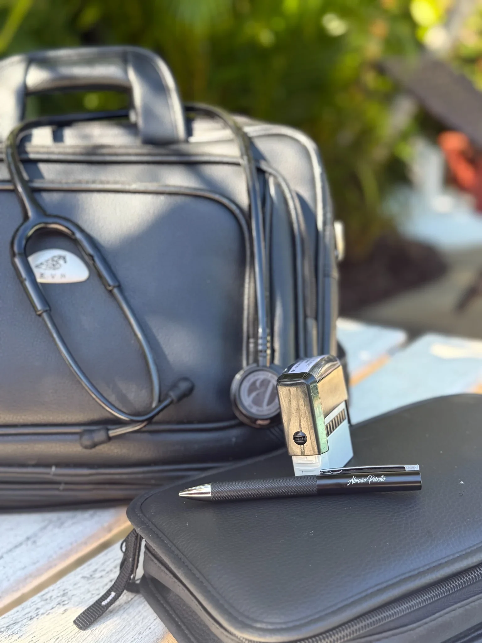 Maleta e instrumentos usados na avaliação clínica presencial