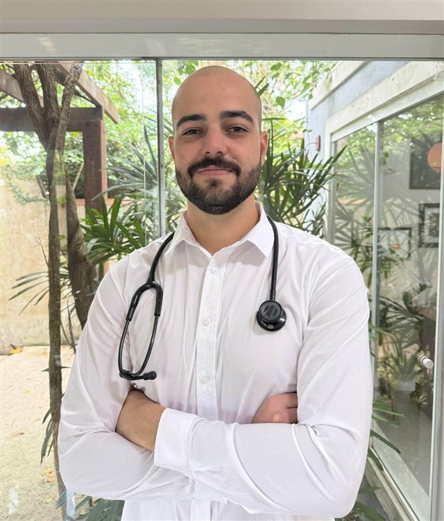 Dr. Abraão Peixoto, médico em Búzios